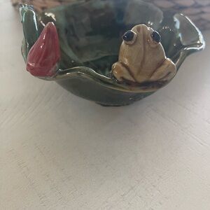 Majolica-inspired ceramic frog on a lily pad trinket dish or planter.